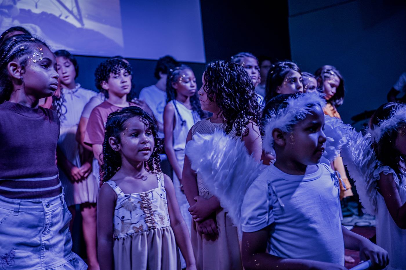 Crianças caracterizadas durante a apresentação