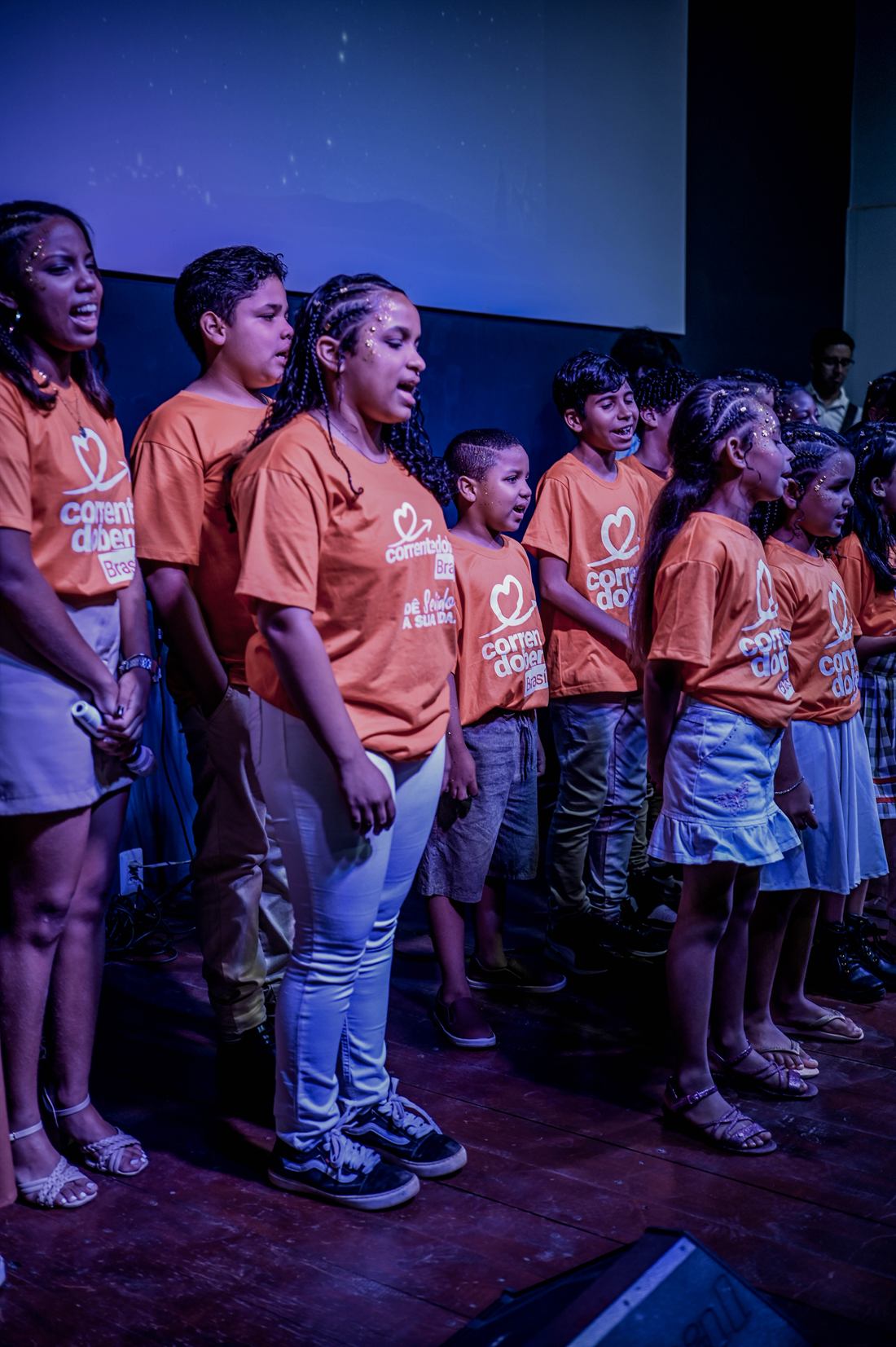 Crianças cantando juntas na Cantata 2025