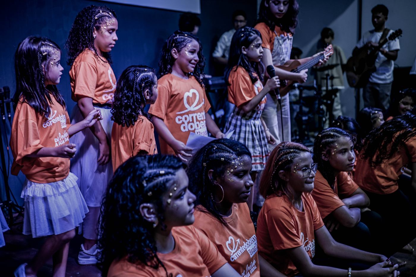 Grupo de crianças e adolescentes no palco