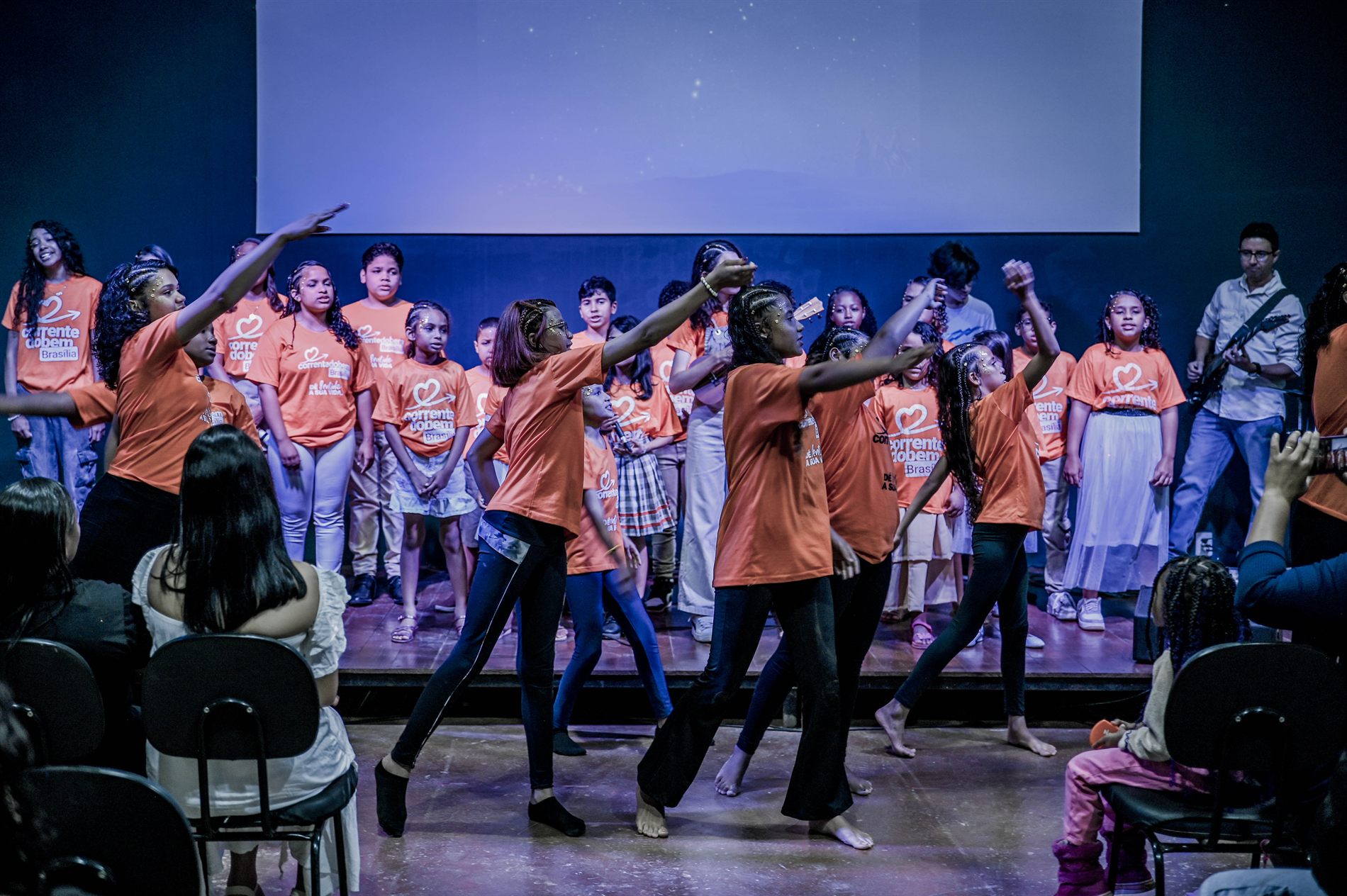 Crianças e adolescentes no palco da Cantata 2025